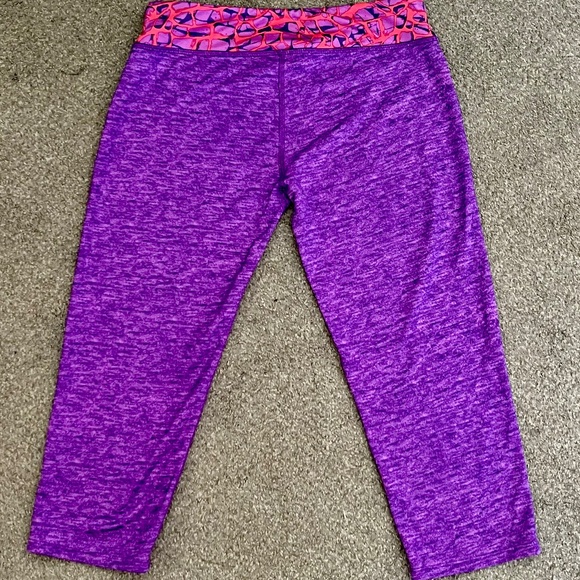 Under Armour UA Youth Girls Purple Pink Crop Athletic Leggings YLG Heat Gear - Picture 4 of 6